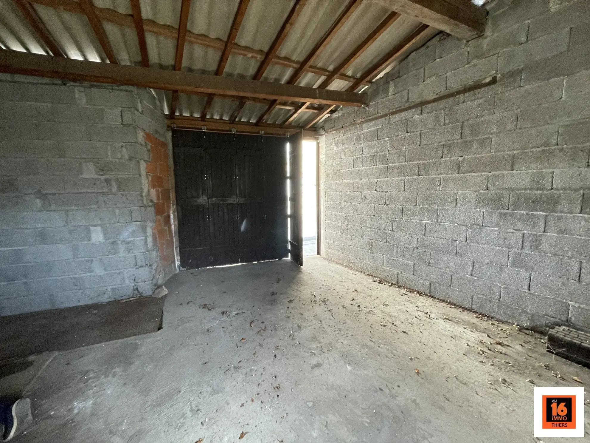 Maison à Thiers avec terrain, garage et potentiel d'aménagement à 7 min du centre-ville 