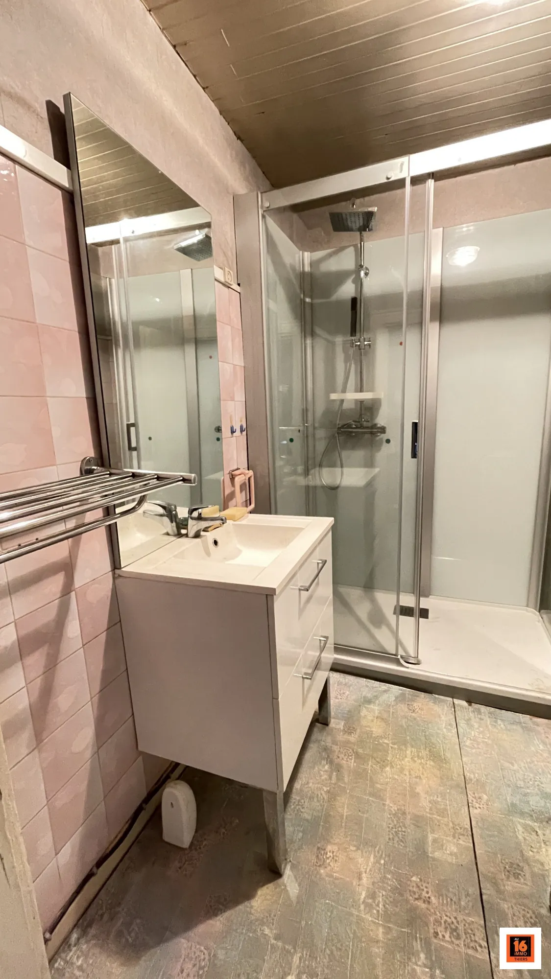 Maison à Thiers avec terrain, garage et potentiel d'aménagement à 7 min du centre-ville 