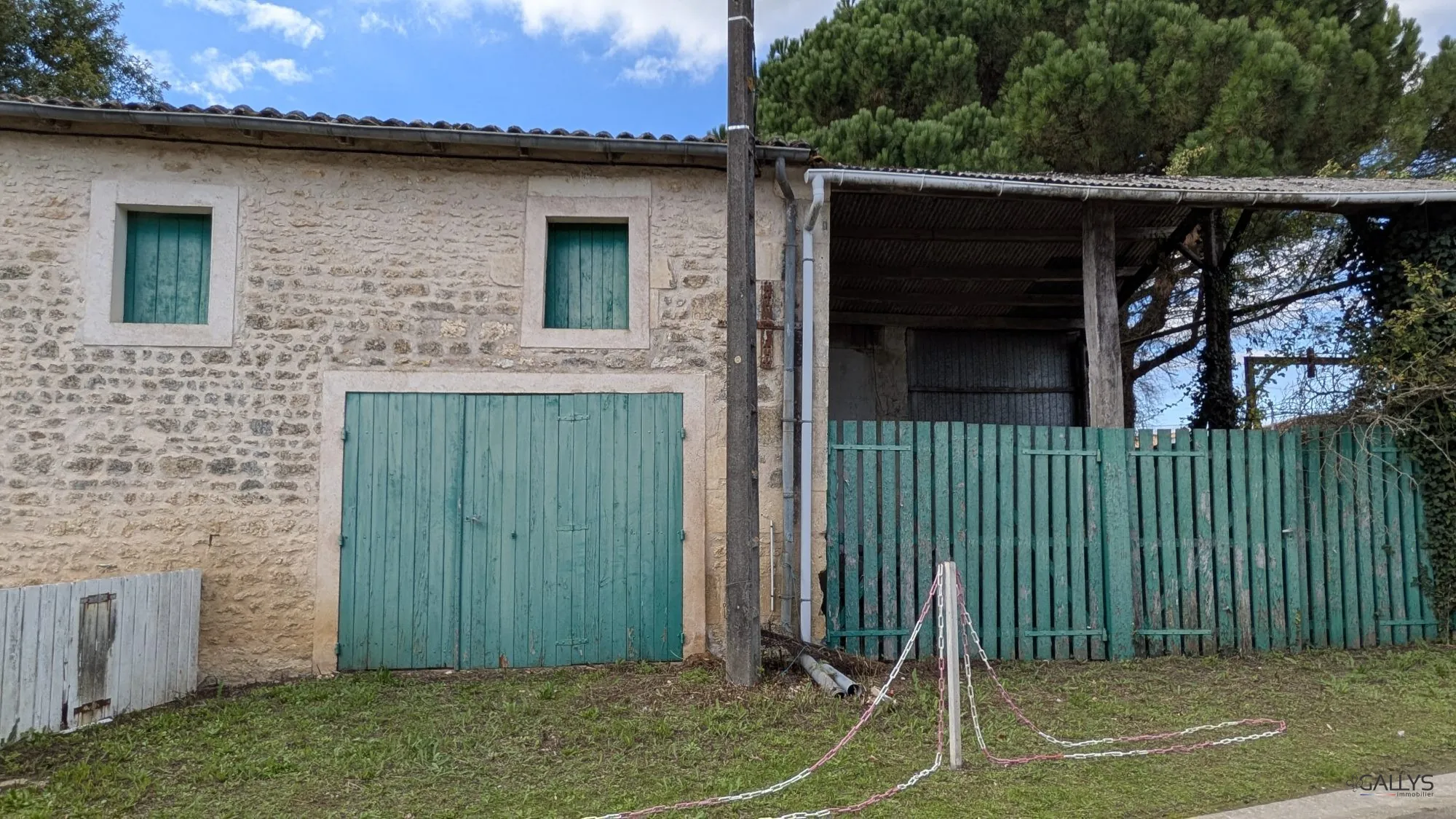 Ancienne grange en pierre avec terrain à Saint-Simon-De-Pellouaille