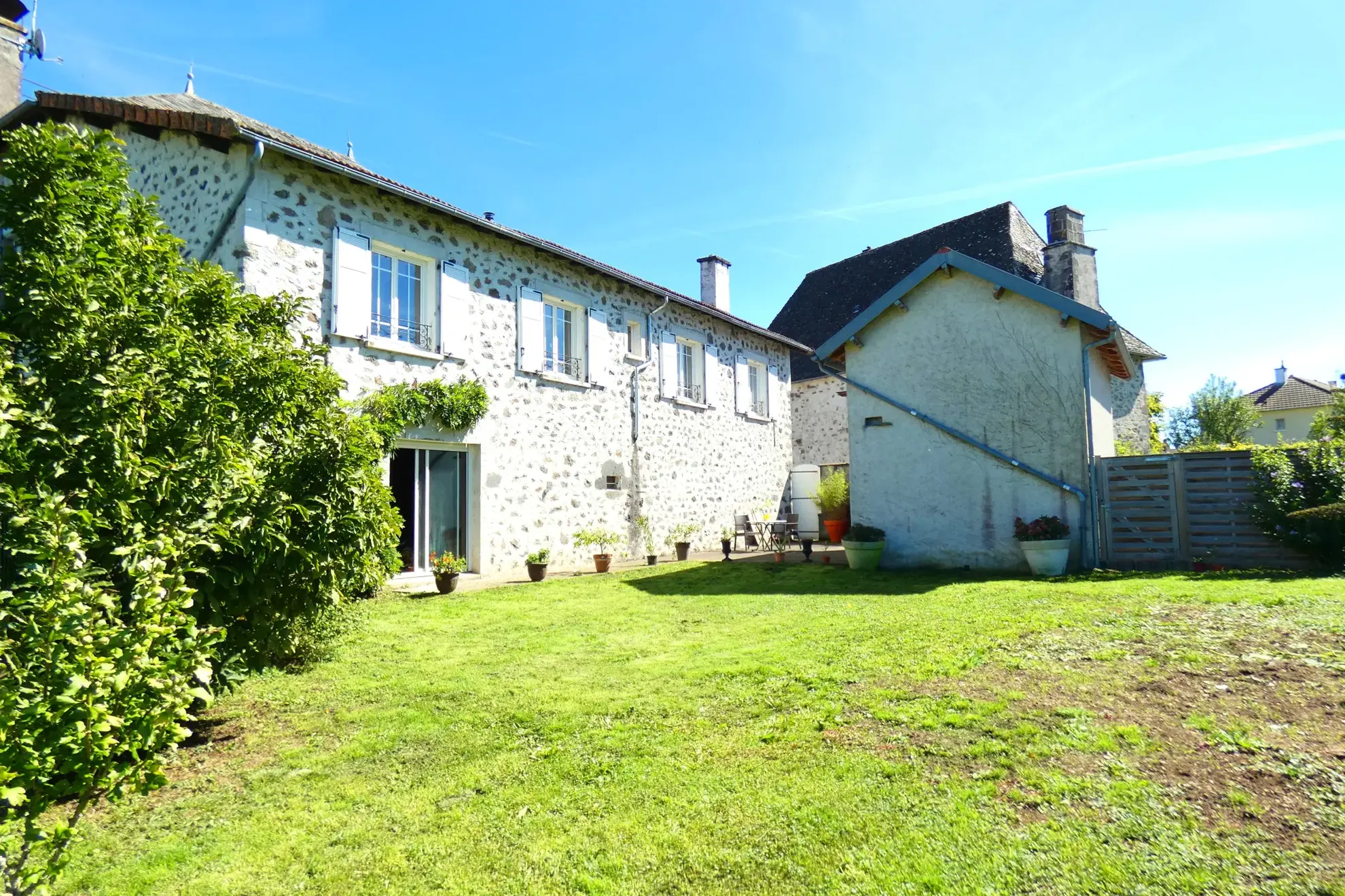 Maison en pierre spacieuse à Naucelles avec jardin et garage
