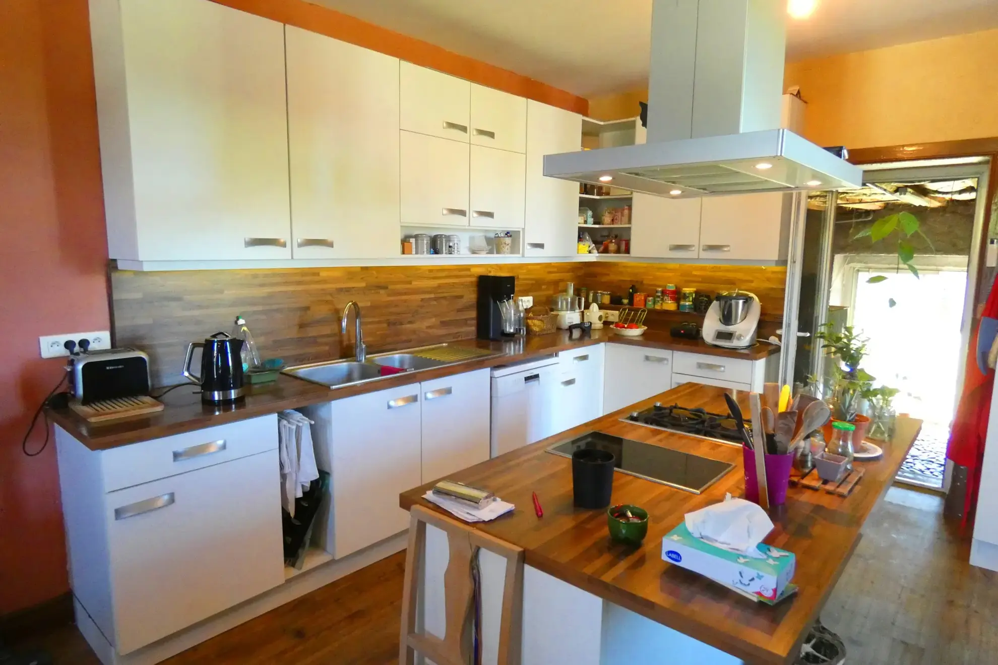 Maison en pierre spacieuse à Naucelles avec jardin et garage 