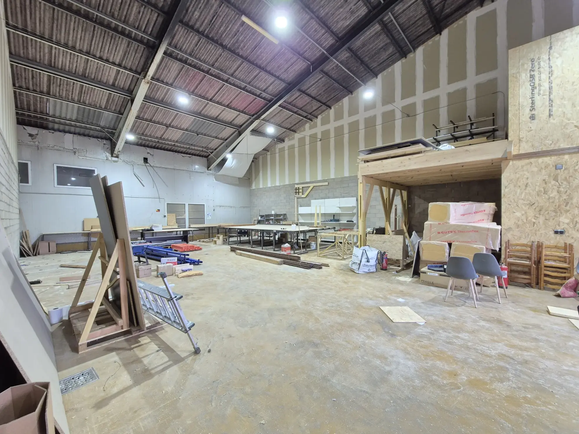 Local professionnel 280 m² à Saint-Esteve, espace polyvalent pour votre activité 