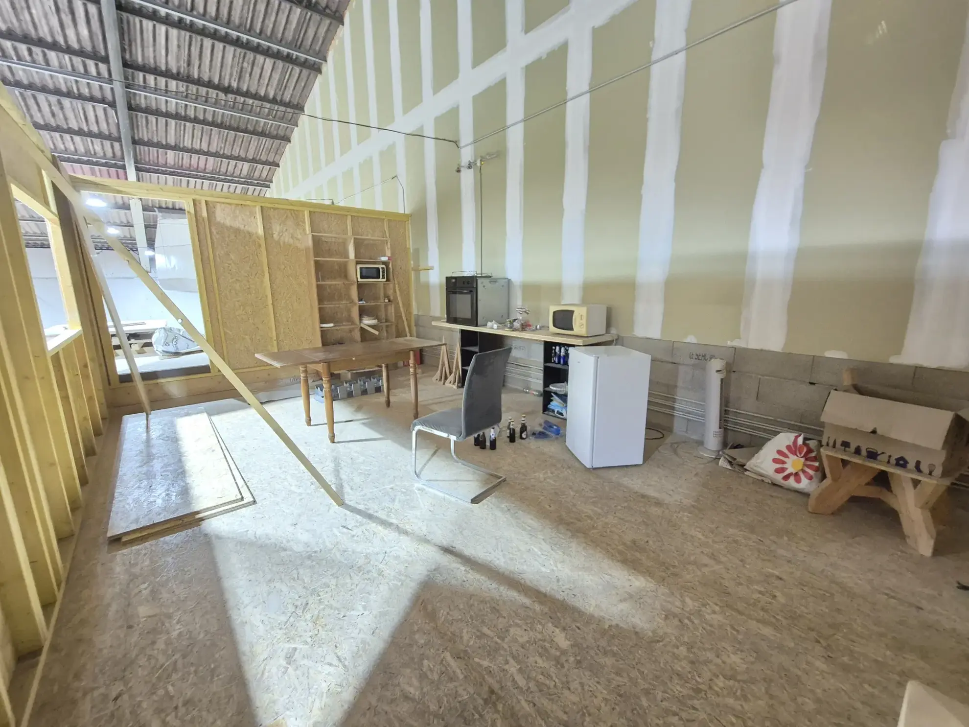 Local professionnel 280 m² à Saint-Esteve, espace polyvalent pour votre activité 