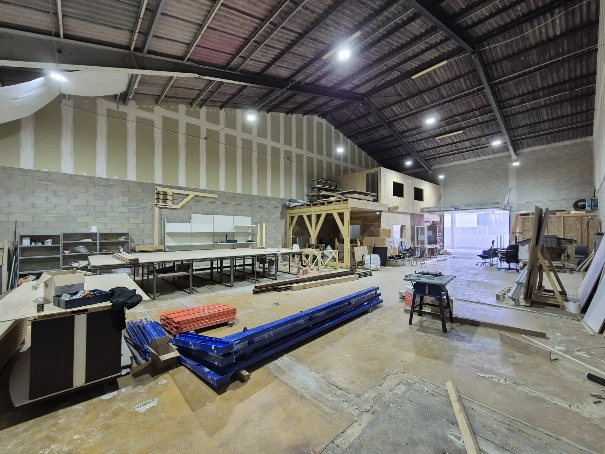 Local professionnel 280 m² à Saint-Esteve, espace polyvalent pour votre activité