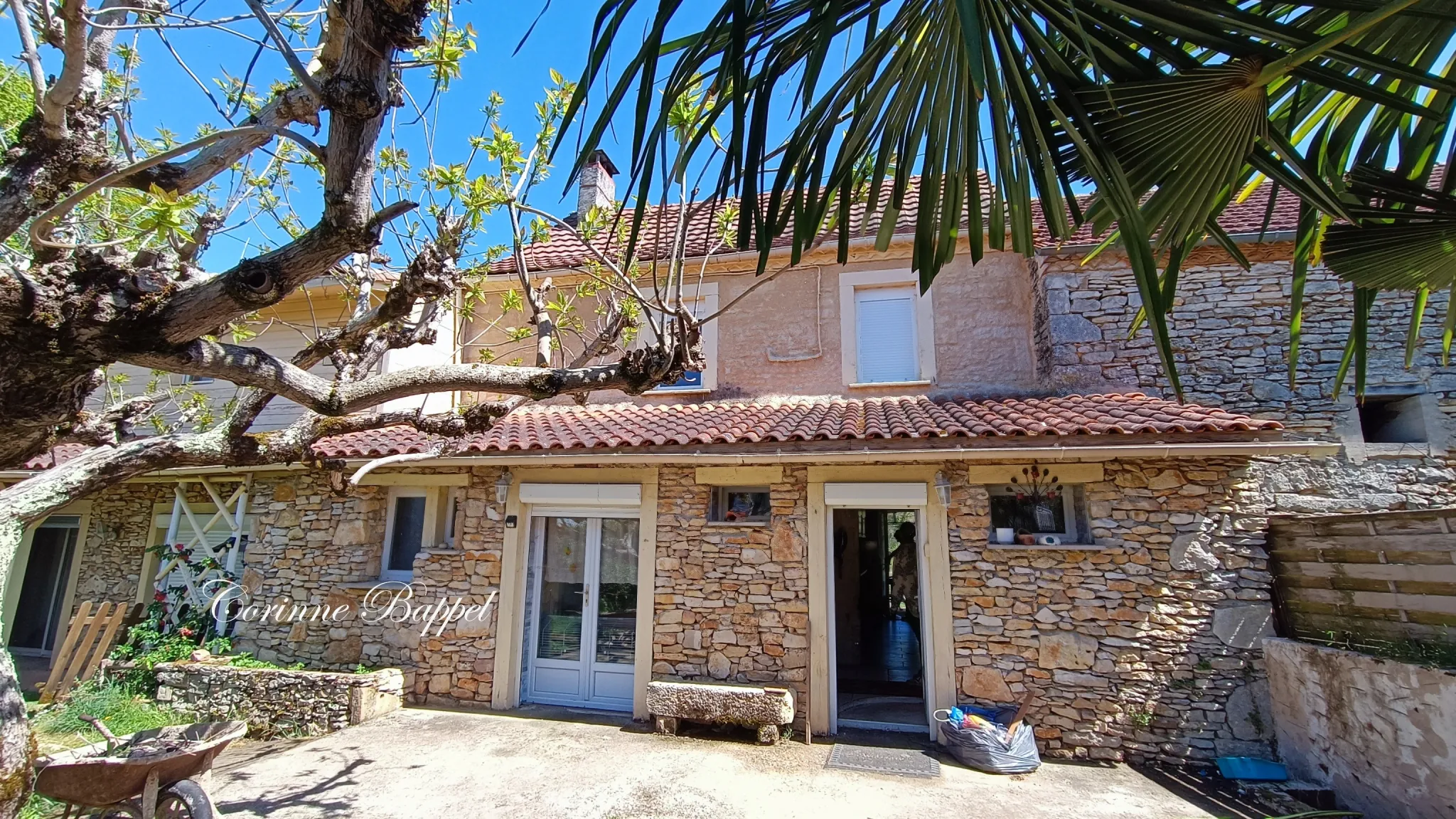 Charme et potentiel : maison en pierres avec dépendances à Coulaures - Dordogne