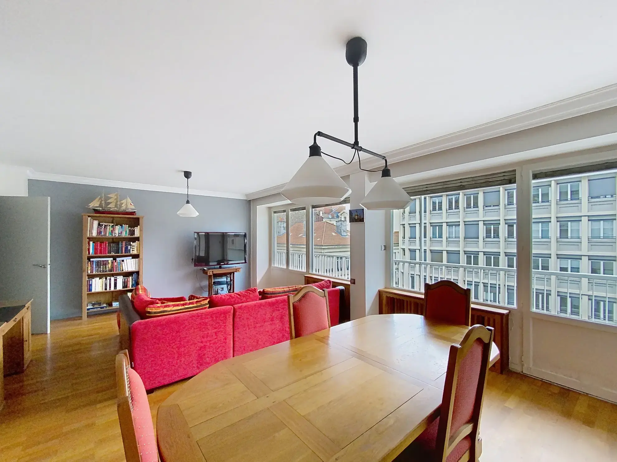 Appartement traversant de 125 m² avec garage et balcon à Saint-Étienne 