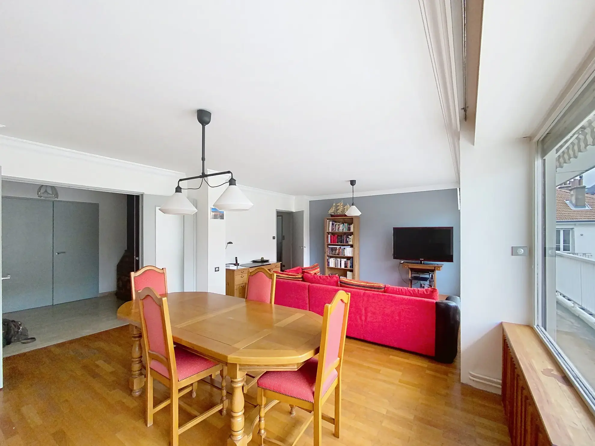 Appartement traversant de 125 m² avec garage et balcon à Saint-Étienne 