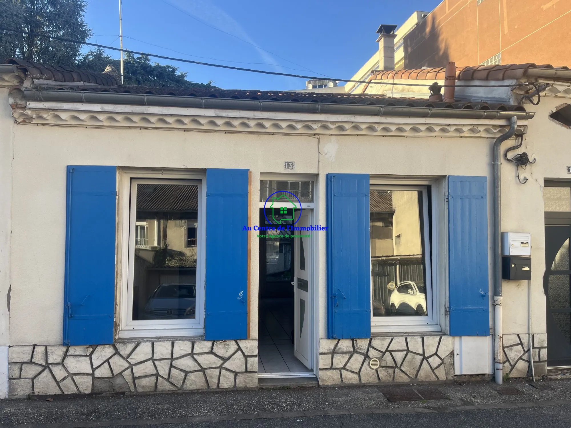 Maison mitoyenne à vendre à Agen avec potentiel et garage proche