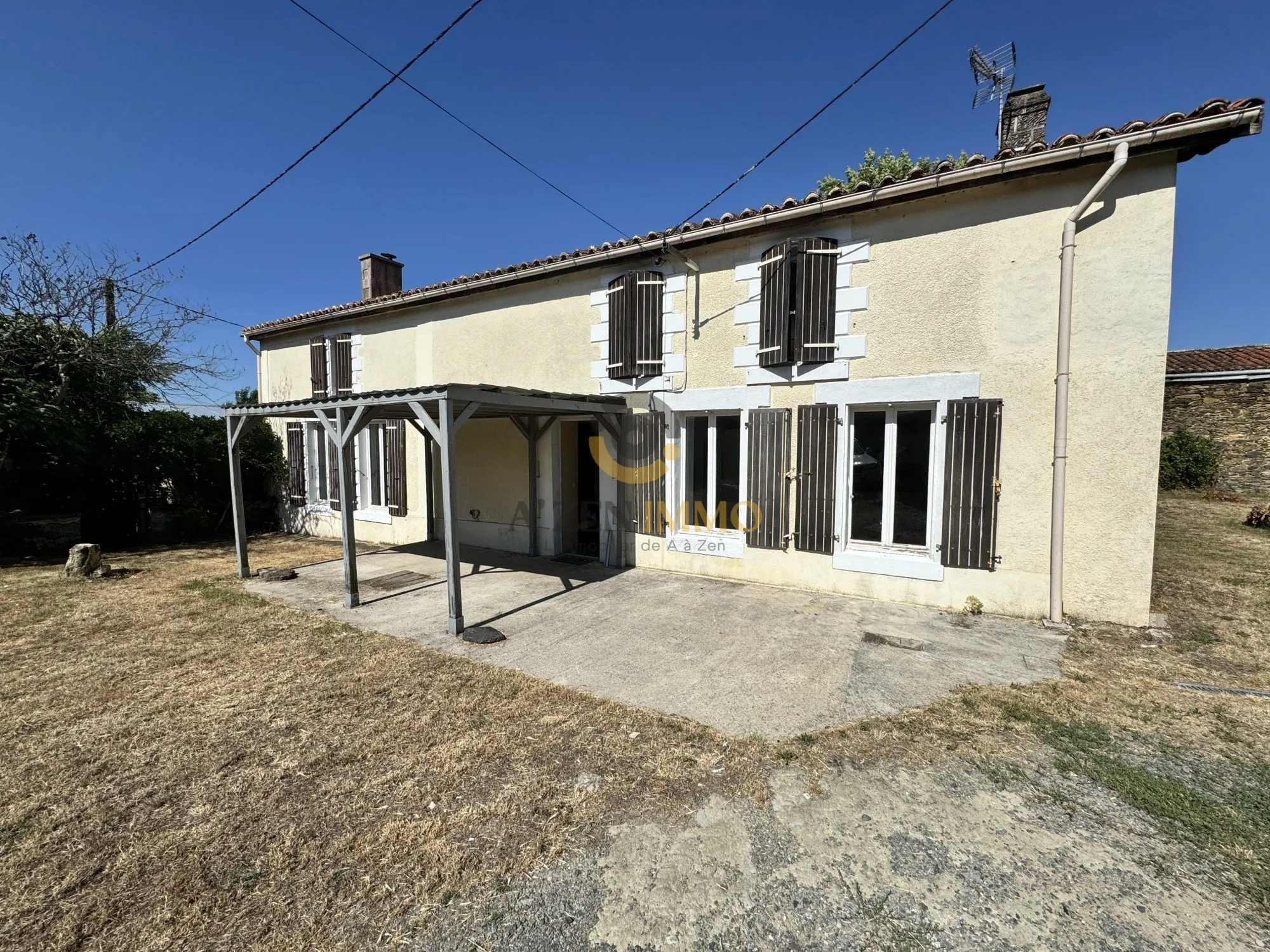 Belle maison en pierres à vendre à Fenioux avec terrain et dépendances