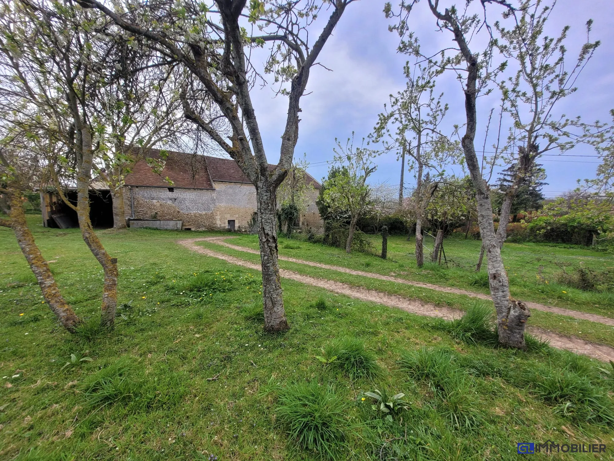 Maison ancienne en pierre à rénover sur terrain constructible à Estrées-la-Campagne