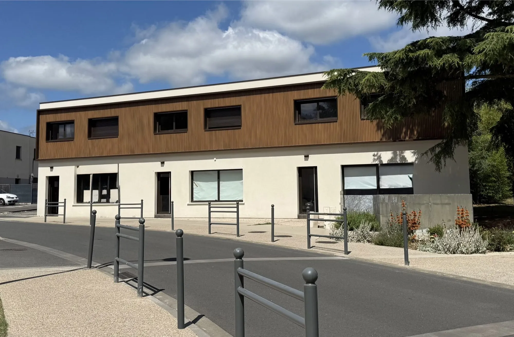 Local commercial de 50m² rénové en centre-ville de Léognan