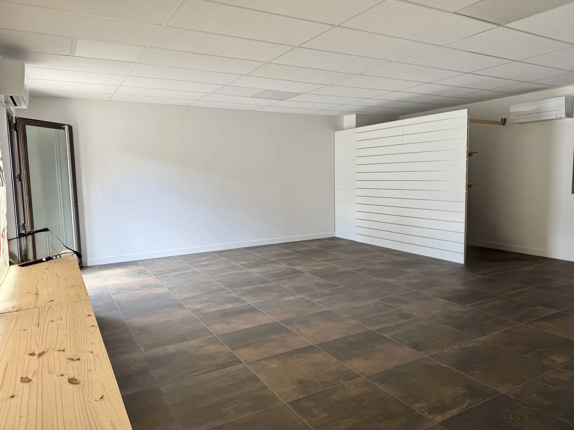Local commercial de 50m² rénové en centre-ville de Léognan 