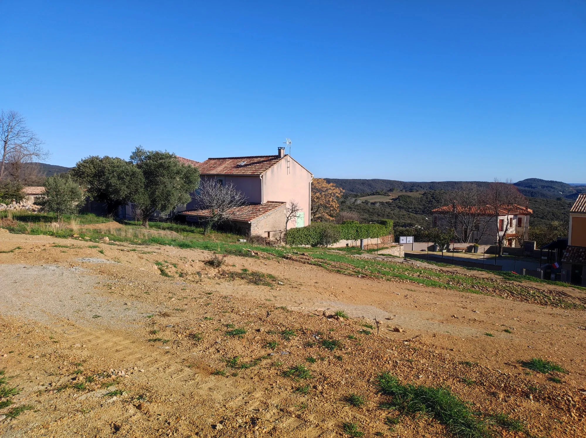 Terrain constructible de 632 m² à Roquessels, proche commodités