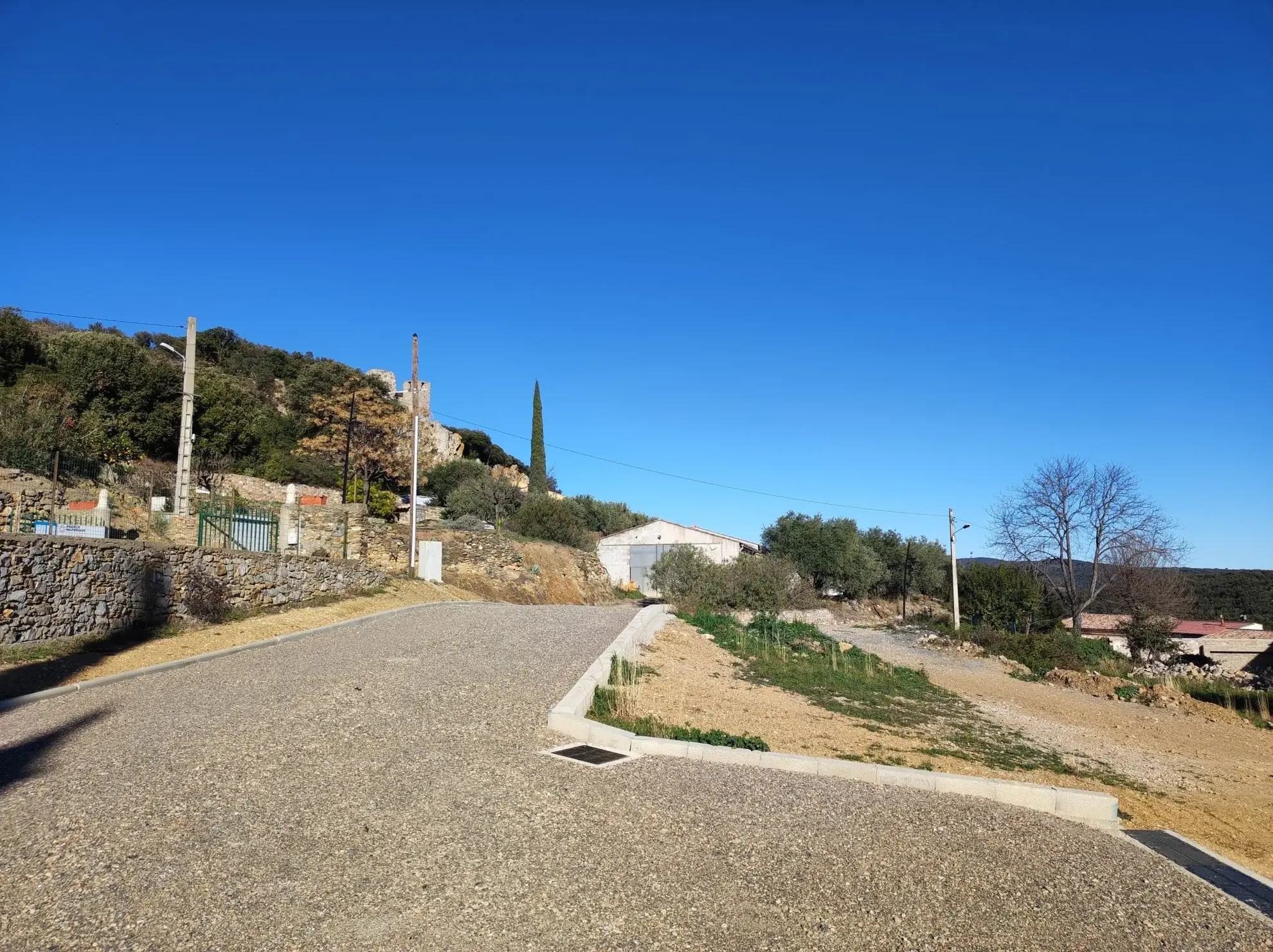 Terrain constructible de 632 m² à Roquessels, proche commodités 