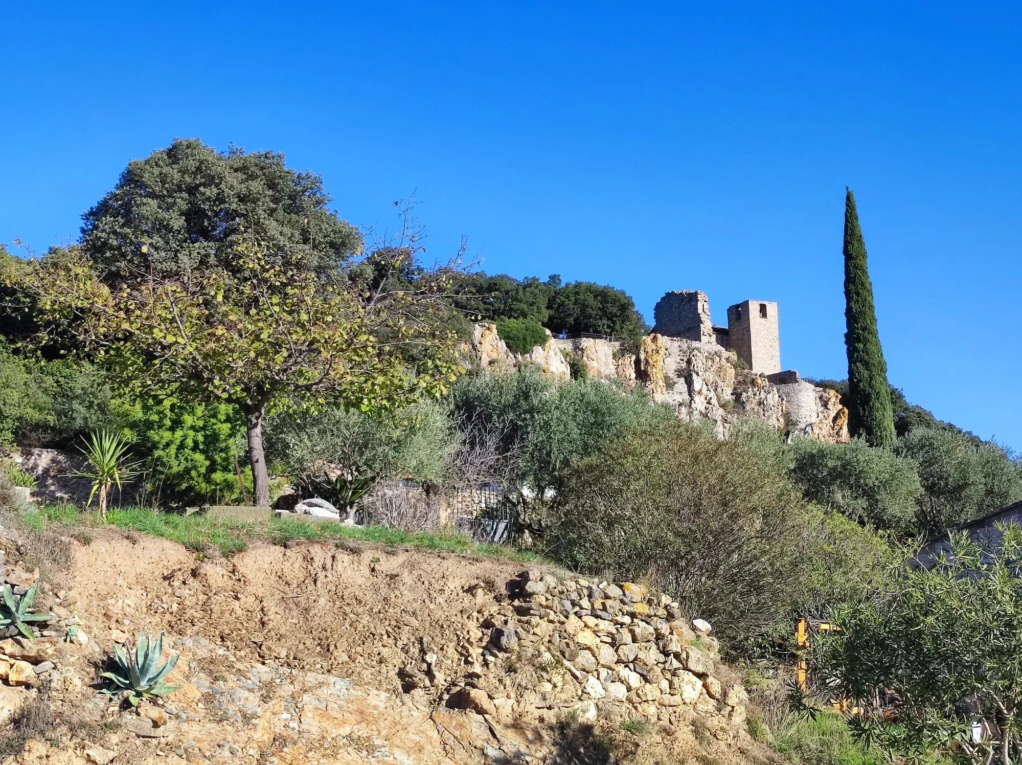 Terrain constructible de 632 m² à Roquessels, proche commodités 