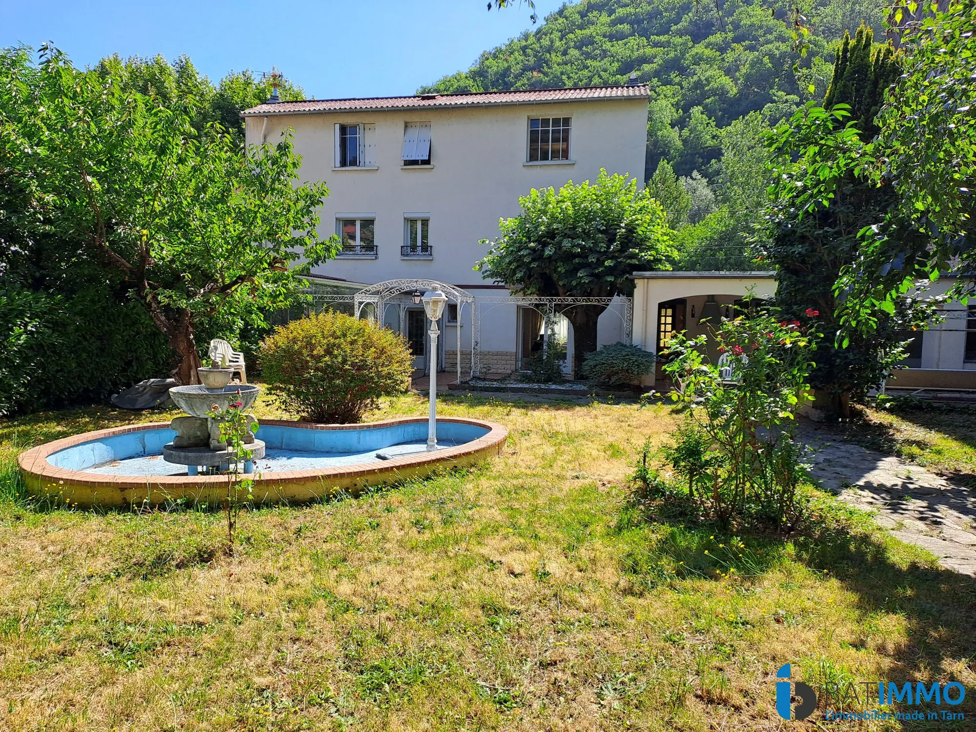 Maison mitoyenne de 200 m² avec terrasses et proximité commodités à Mazamet