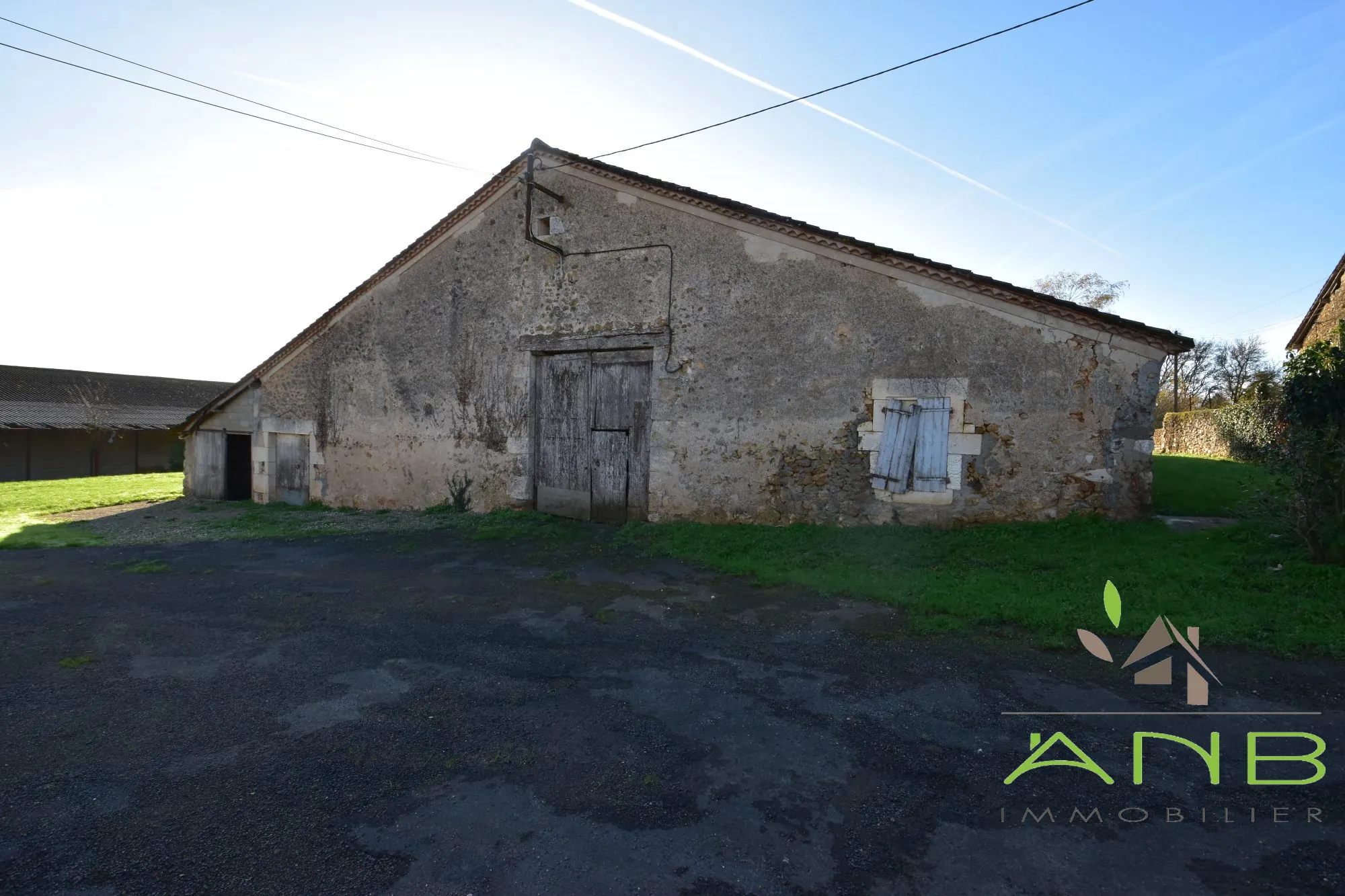 Maison à rénover de 113 m² avec grand terrain et dépendances à Montbron 