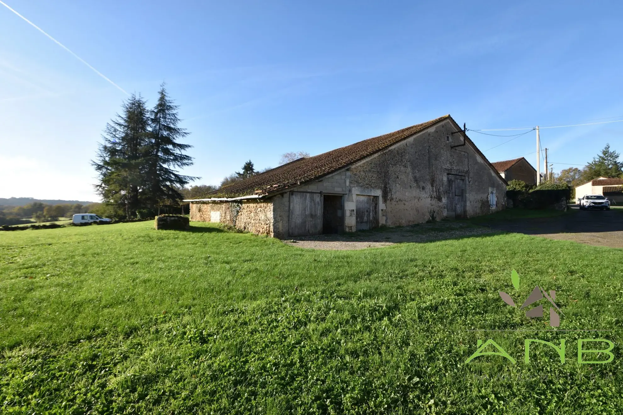 Maison à rénover de 113 m² avec grand terrain et dépendances à Montbron 