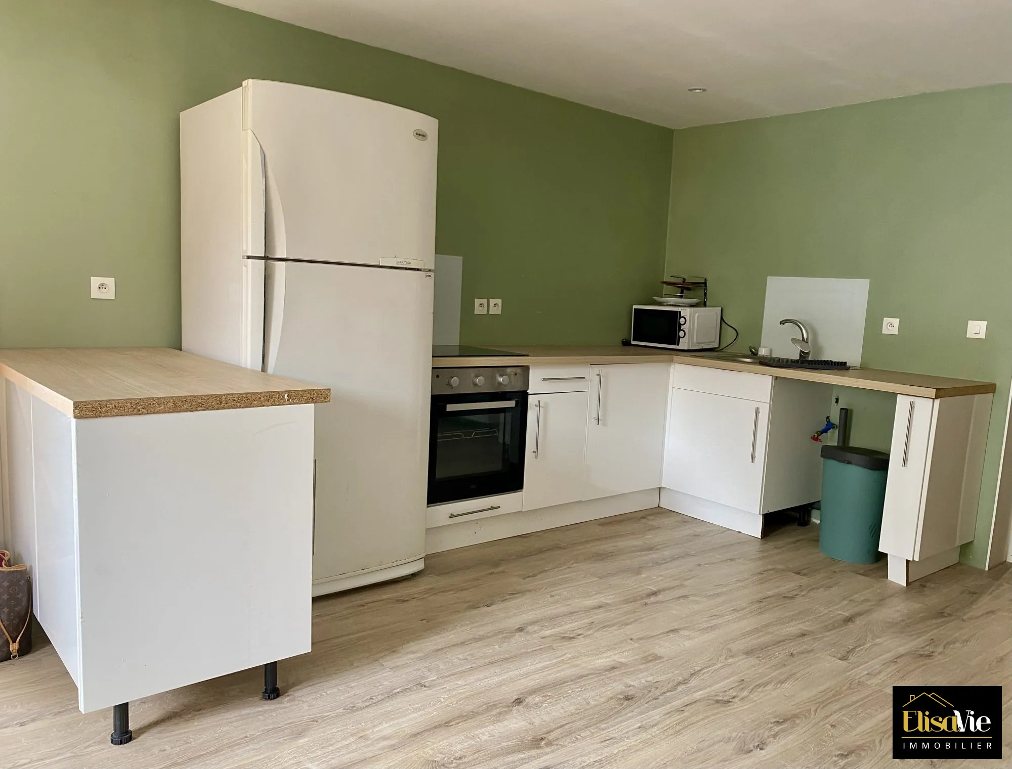 Immeuble à vendre à Pexiora avec appartement et grand plateau brut