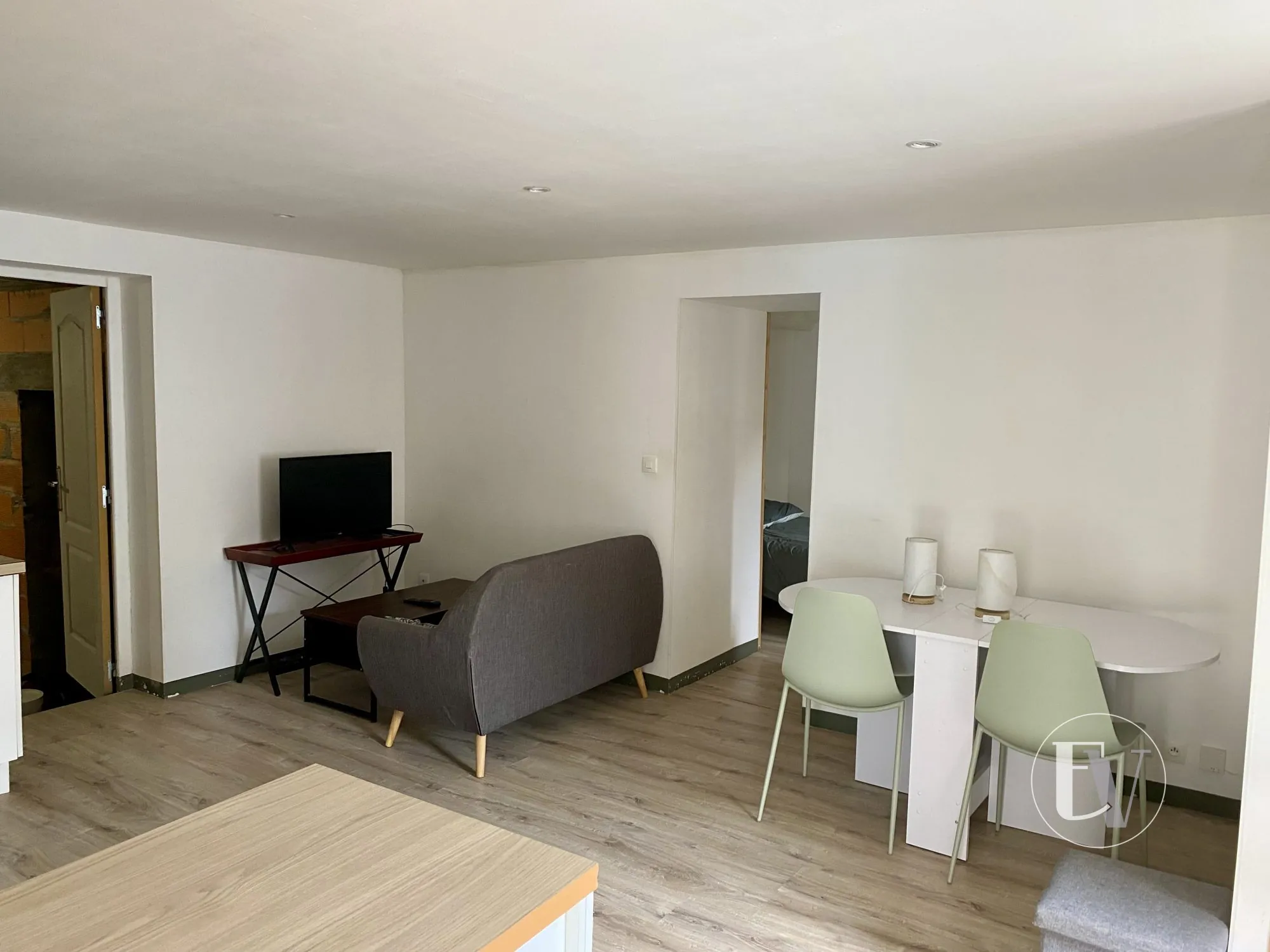 Immeuble à vendre à Pexiora avec appartement et grand plateau brut 