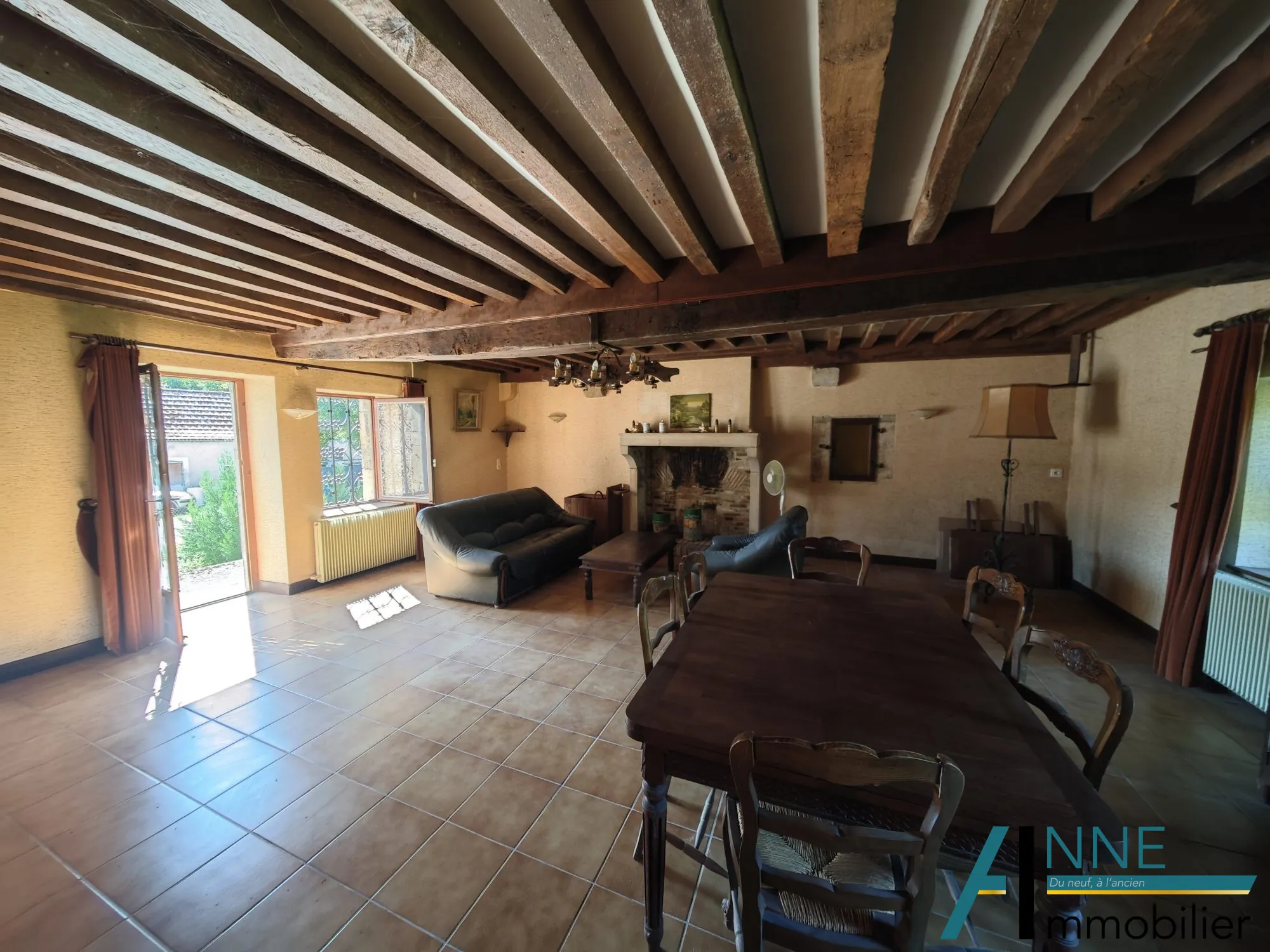 Maison ancienne à Nolay avec jardin, garages et caves, environnement calme 