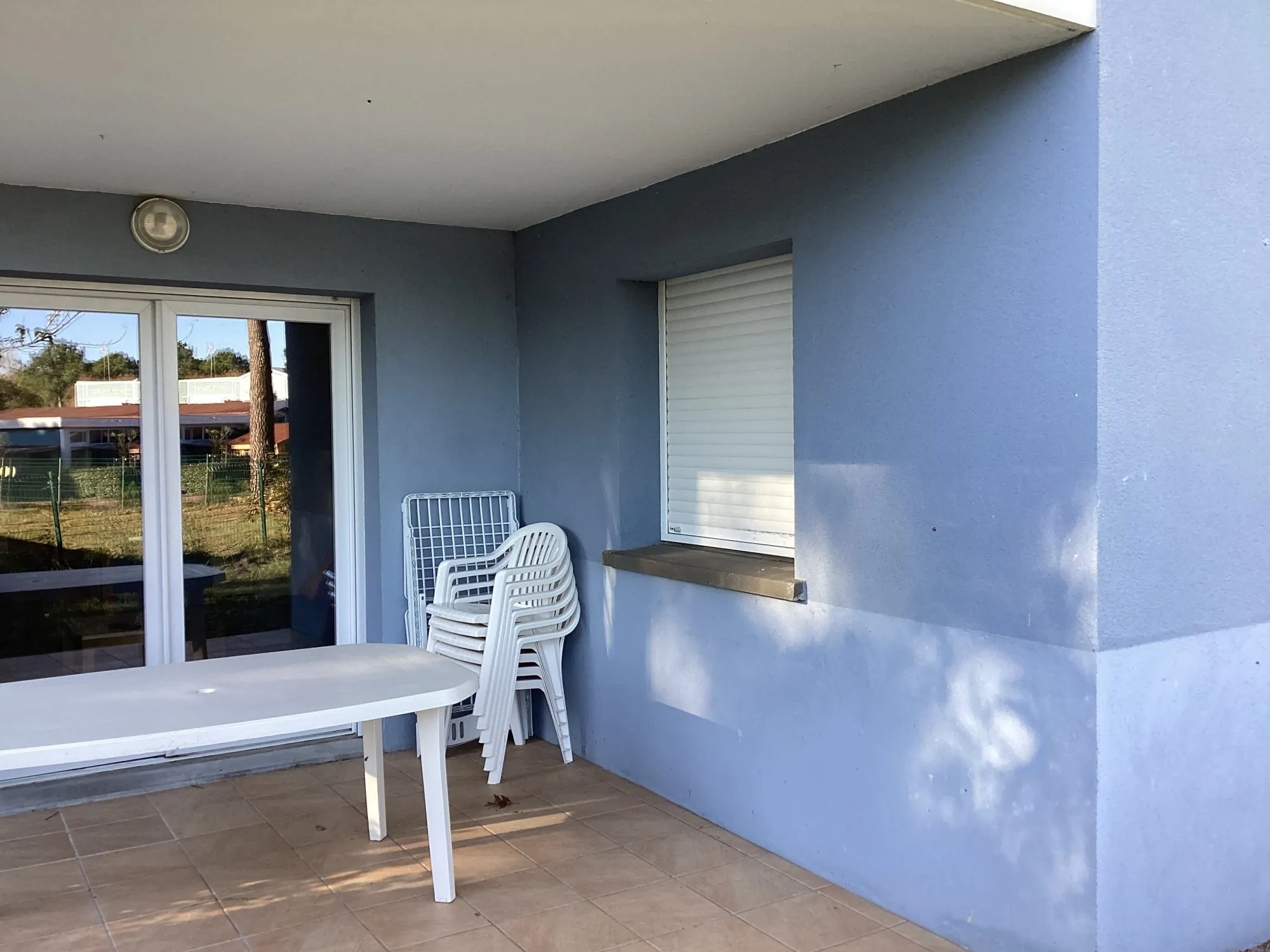 EXTERIEUR COTE TERRASSE Appartement lumineux avec terrasse et piscine à Le Verdon-sur-Mer