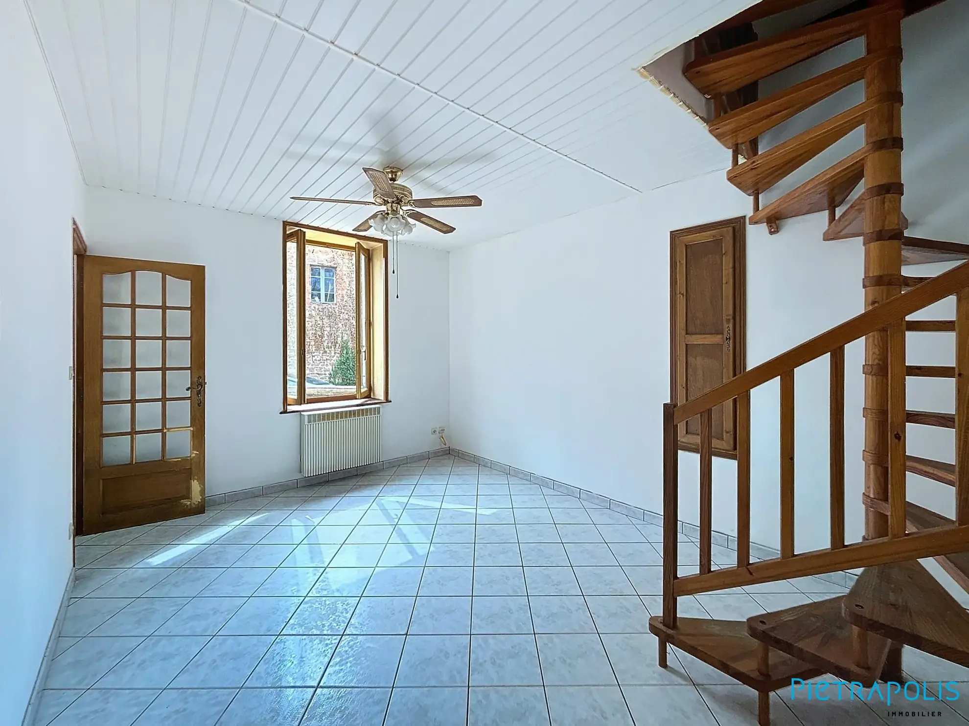 Ancienne ferme avec grand terrain à Cours, 5 chambres, garage et dépendances 