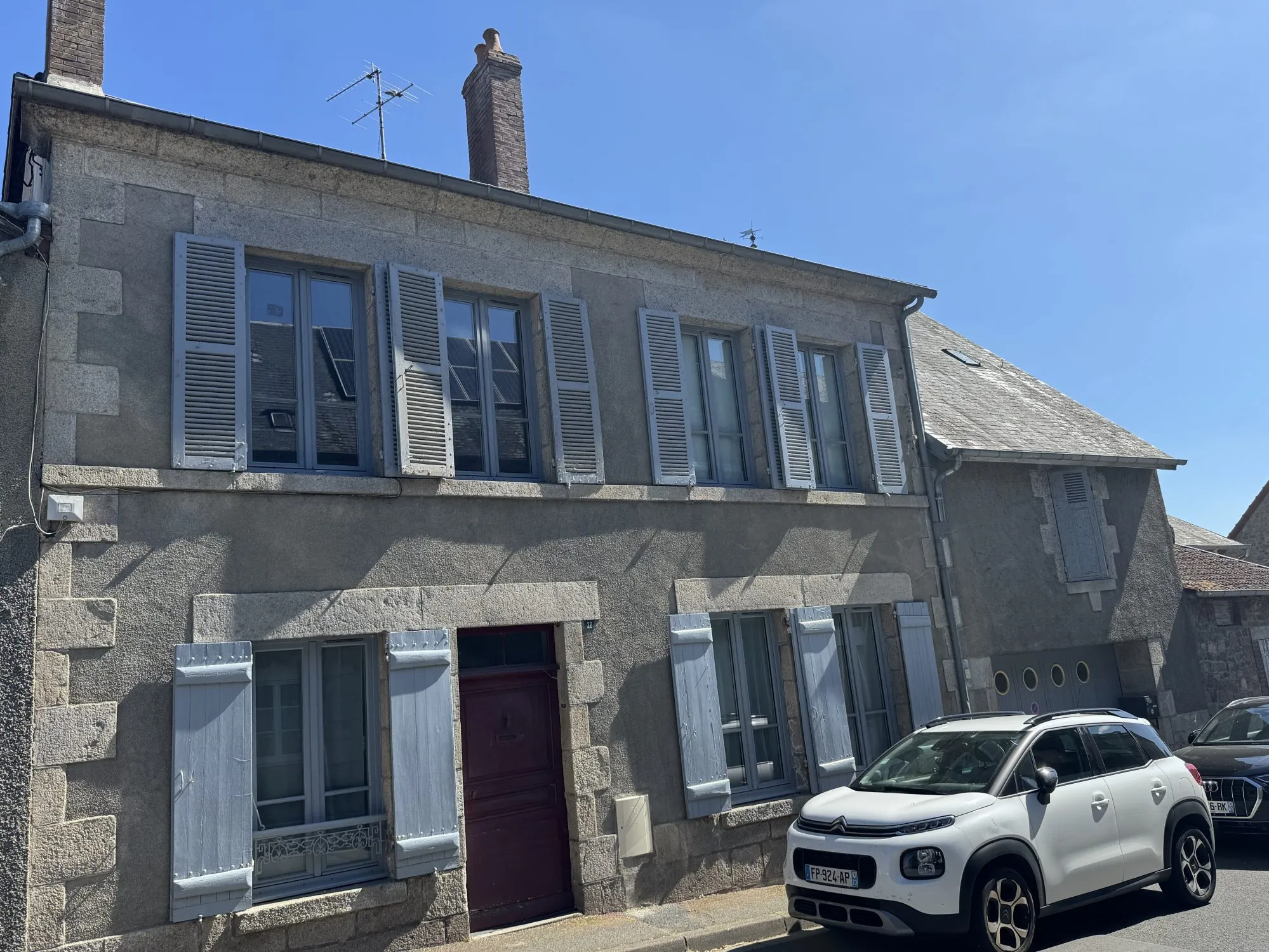 Maison de bourg lumineuse de 197 m² à Saint-Vaury avec grand jardin