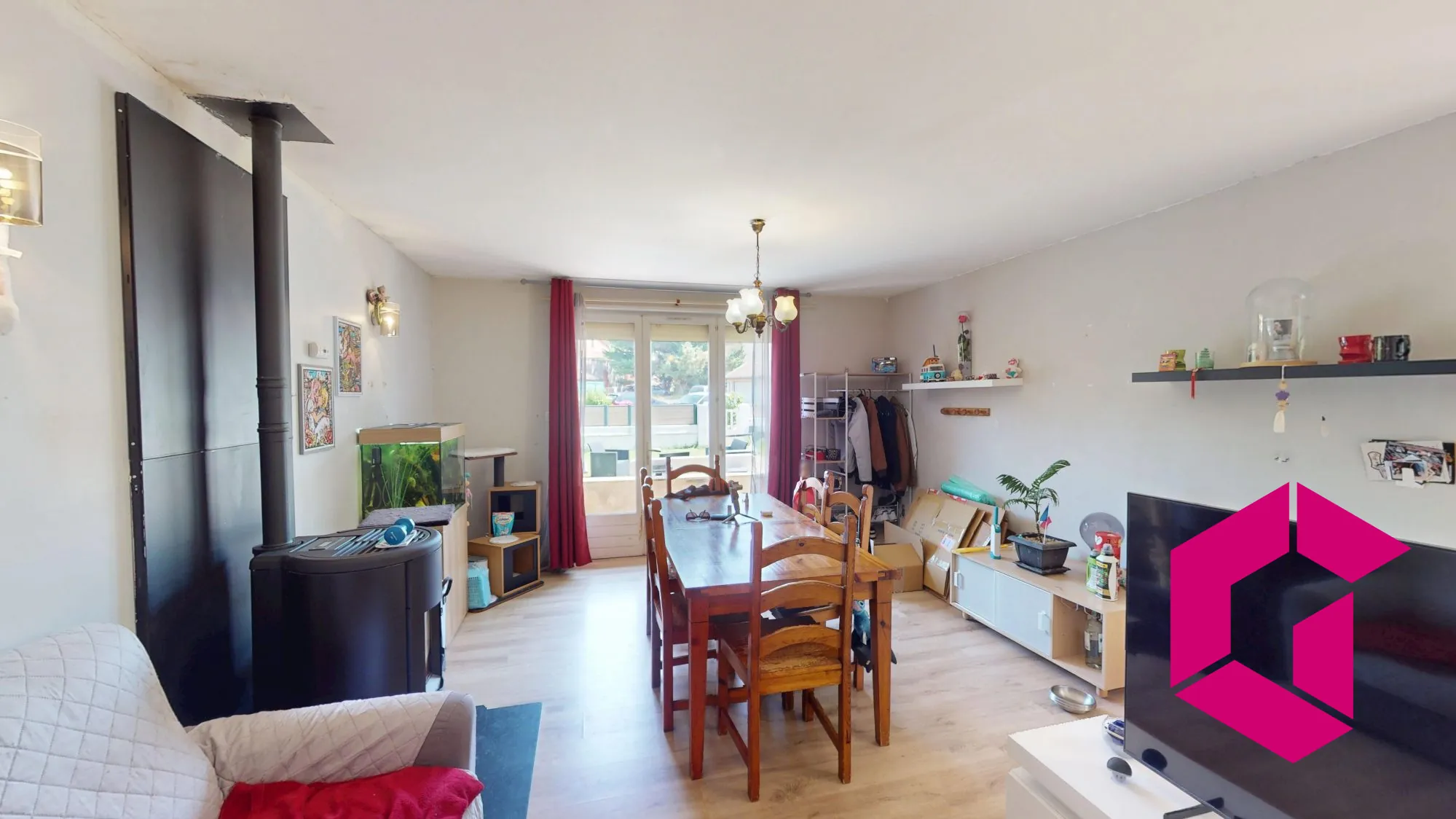 Maison mitoyenne à vendre à Le Chambon-Feugerolles avec jardin et panneaux solaires 