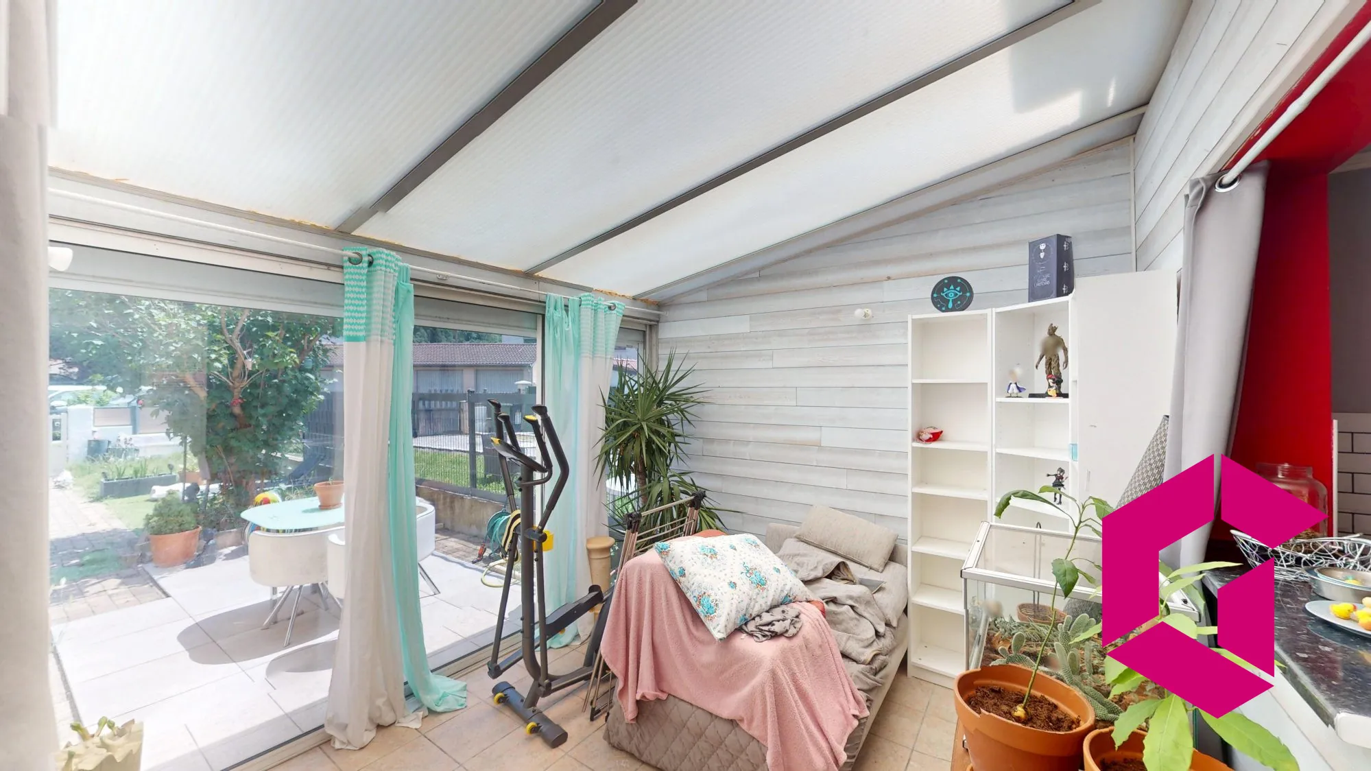 Maison mitoyenne à vendre à Le Chambon-Feugerolles avec jardin et panneaux solaires 