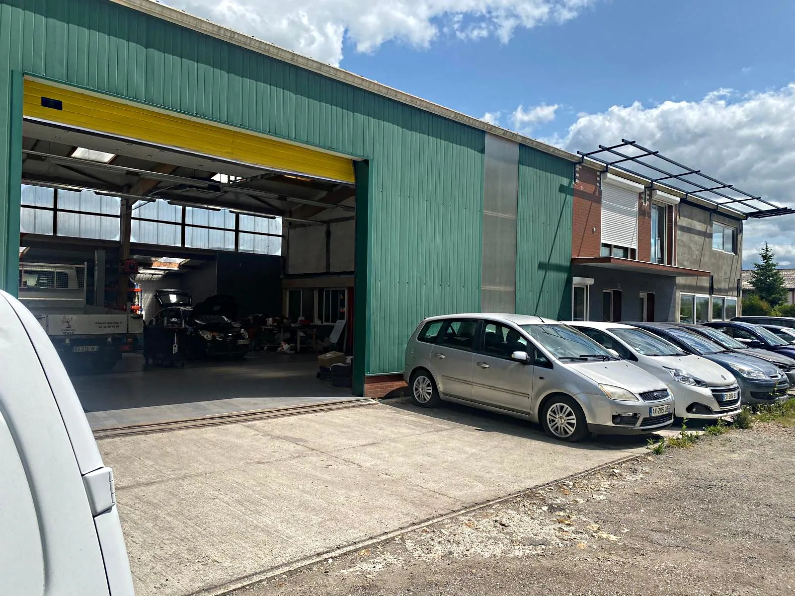 Ensemble immobilier avec garage automobile à Guichainville - Espace 454 m²