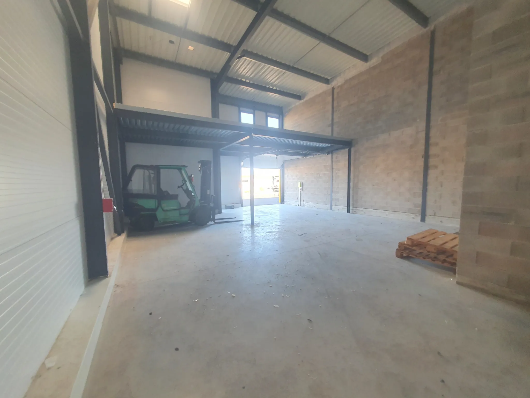 Local d'activité à vendre à Sète - 161 m² avec mezzanine et parking