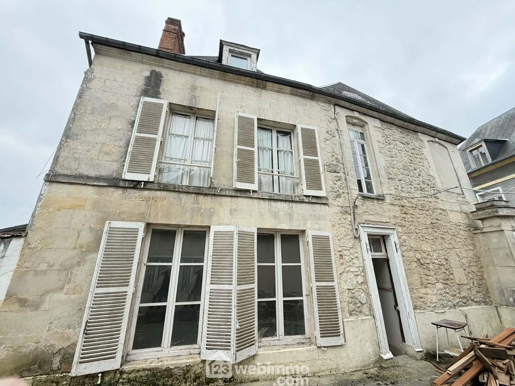 Charmante maison en pierre de 128 m² à Laon avec jardin et dépendance