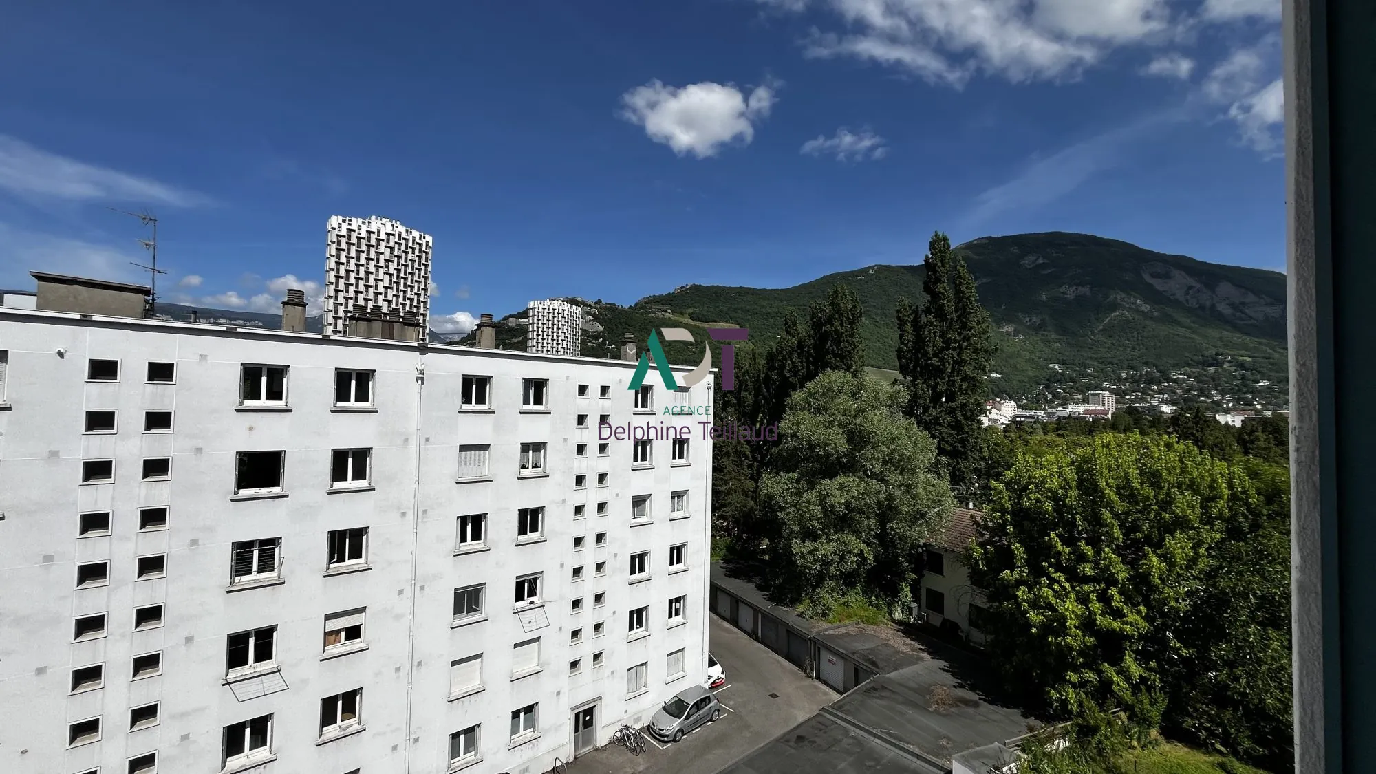 Appartement lumineux à vendre à Grenoble avec parking privé et vue dégagée 
