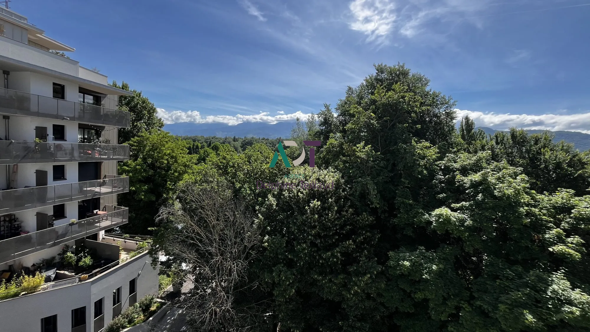 Appartement lumineux à vendre à Grenoble avec parking privé et vue dégagée 