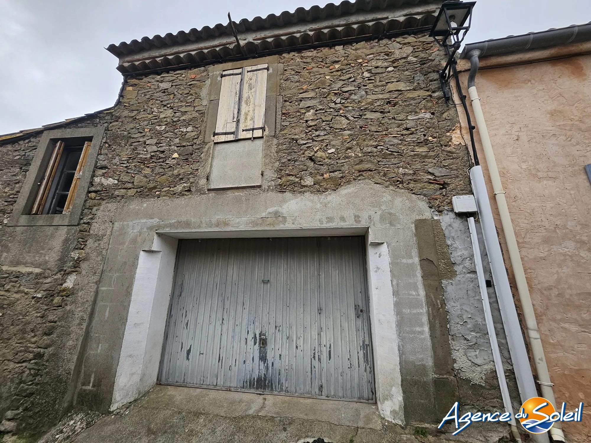 Garage double étage avec plancher hourdi à Escales, calme et sécurisé