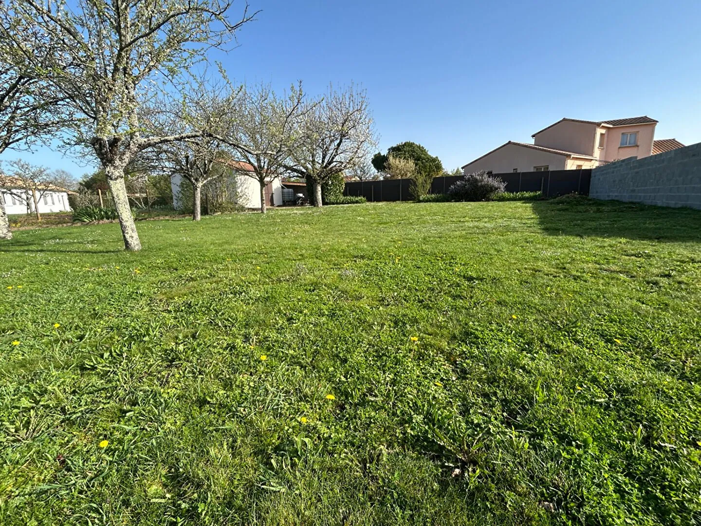 Terrain constructible de 763 m² à Aiffres, centre bourg, viabilisé