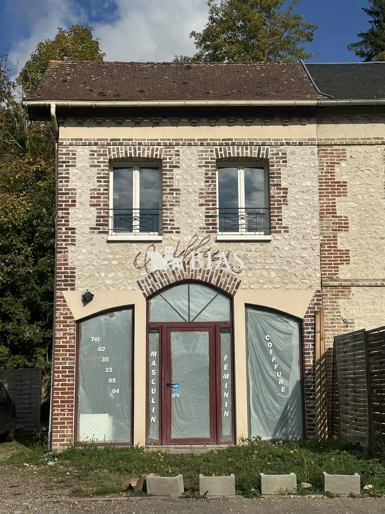 Immeuble de rapport à Elbeuf avec deux appartements loués et potentiel de rénovation