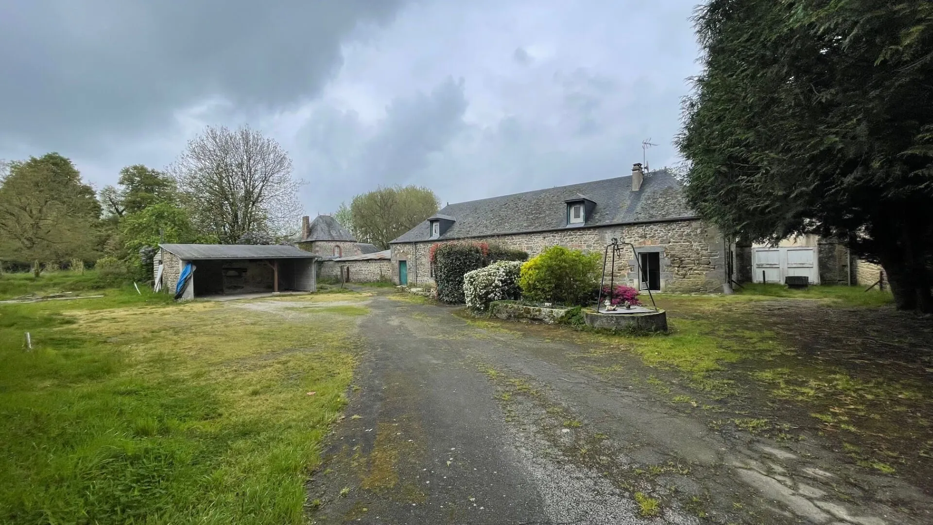 Maison en pierre à Grazay proche Mayenne, 115 m² avec dépendances et grand terrain