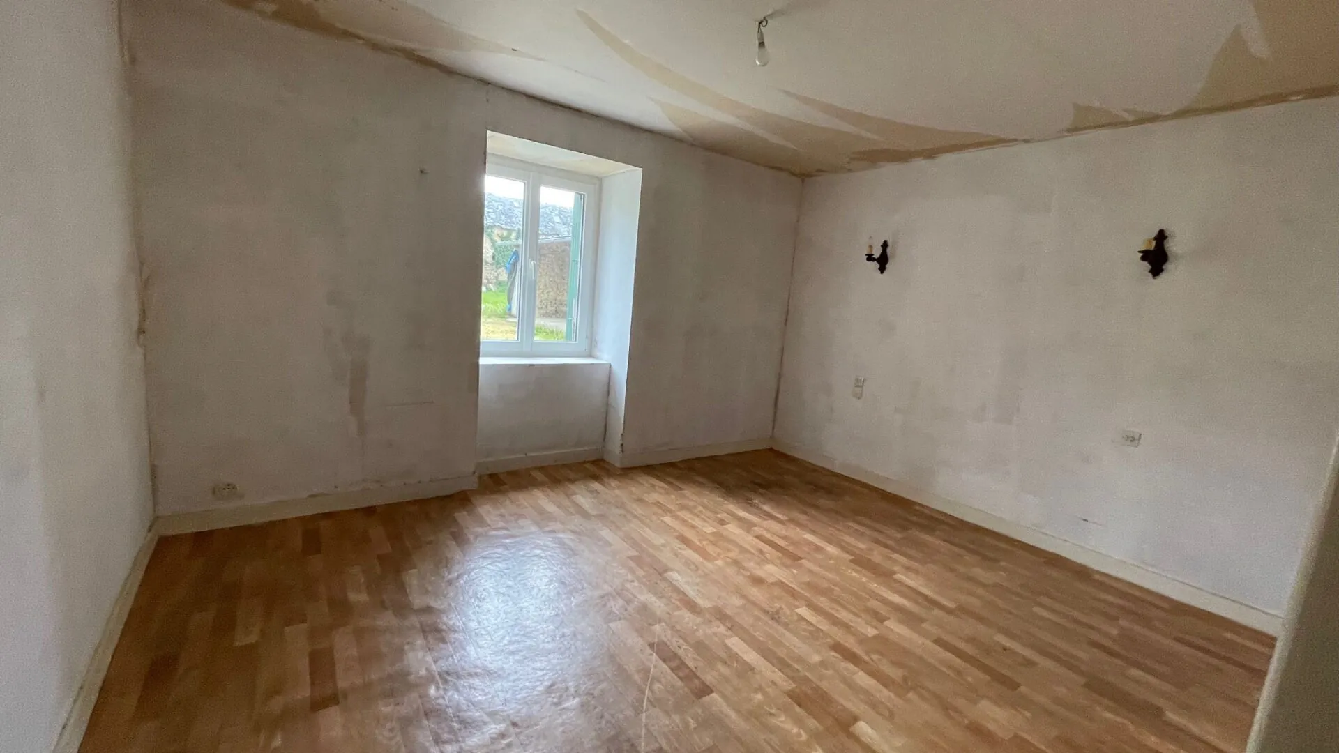 Maison en pierre à Grazay proche Mayenne, 115 m² avec dépendances et grand terrain 