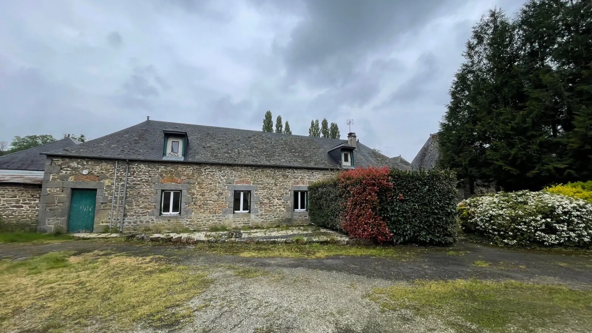 Maison en pierre à Grazay proche Mayenne, 115 m² avec dépendances et grand terrain 