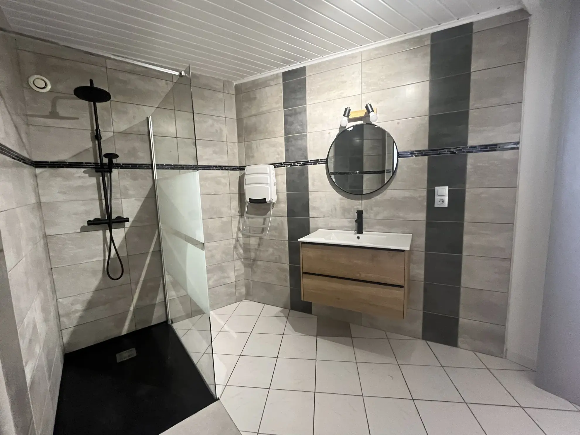 Immeuble rénové avec deux appartements et terrain à Bougnon 