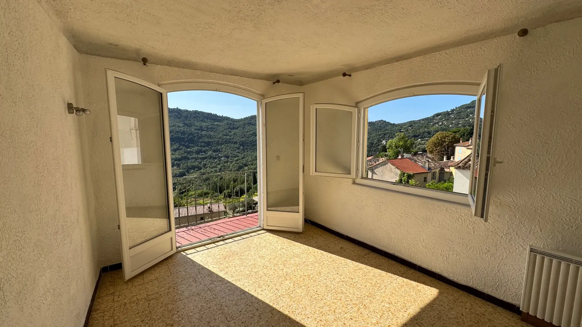 Maison de village à Bar sur Loup avec jardin et vue dégagée 
