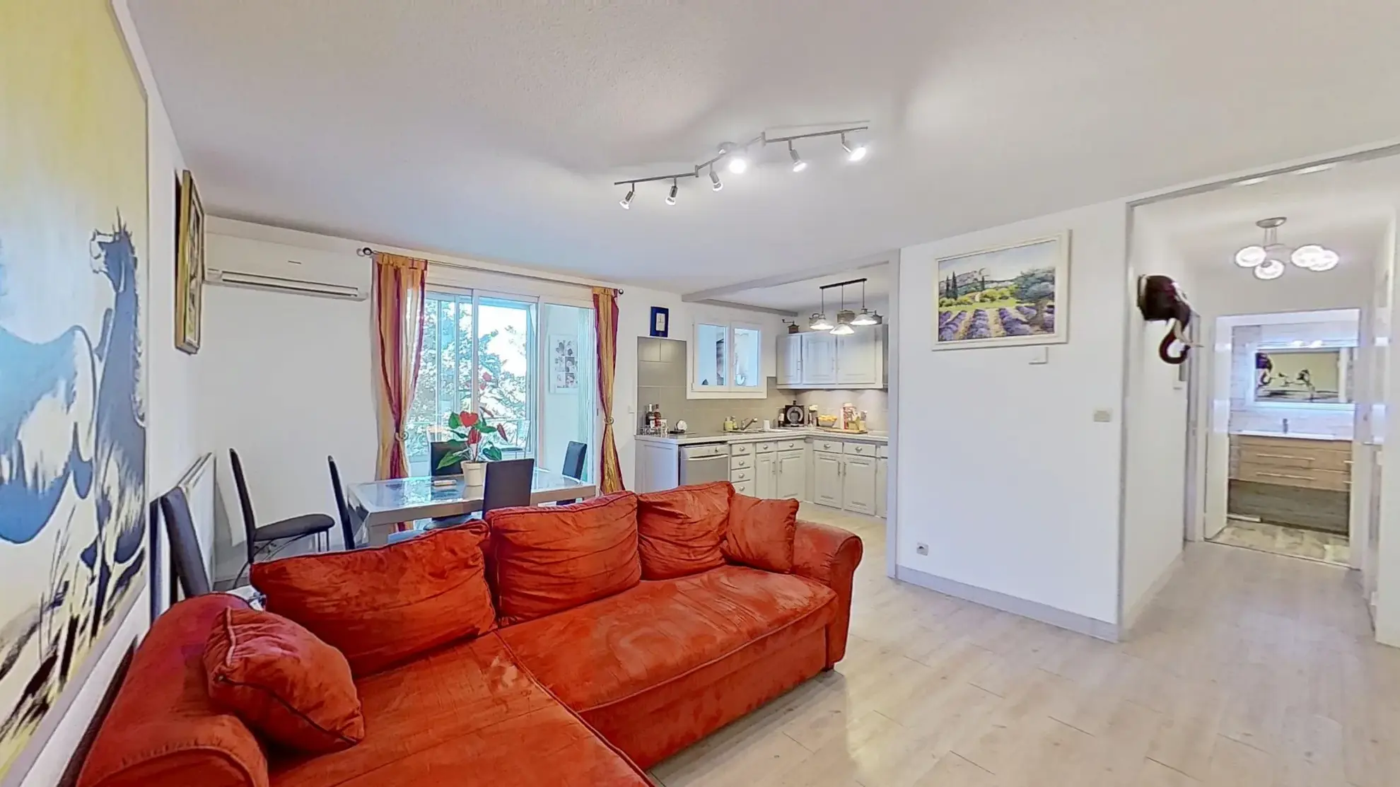 Appartement T2 rénové à Fréjus, 48 m² avec Loggia, Proximité Plages et Centre-ville