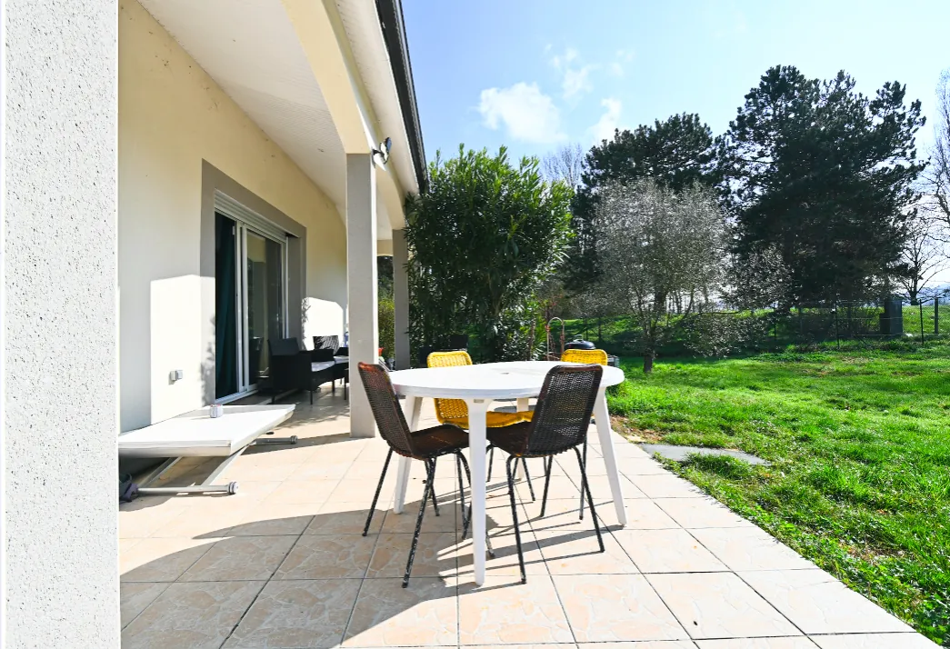 Bel appartement 2 pièces à Lunel avec terrasse et parking, proche commodités