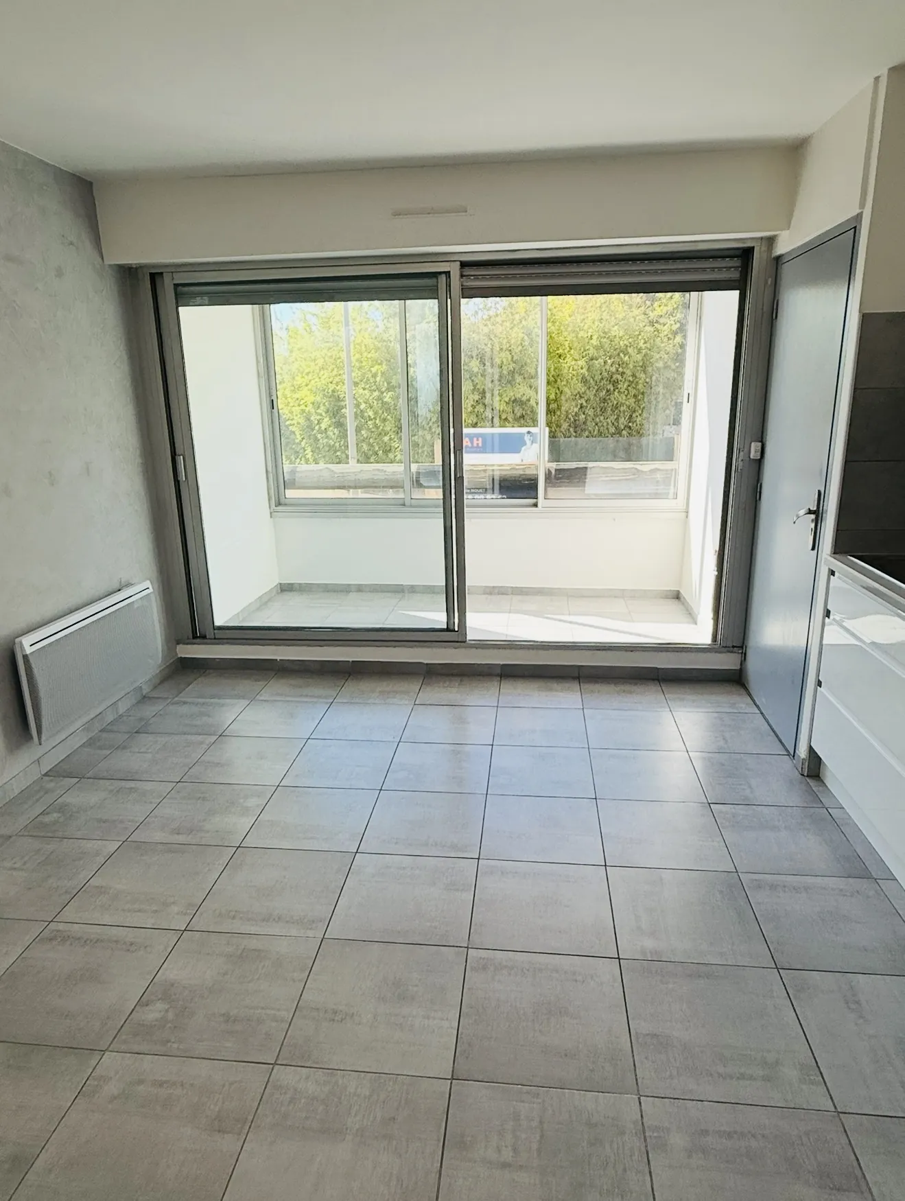 Appartement T2 rénové de 32 m² à Lunel avec terrasse et stationnement