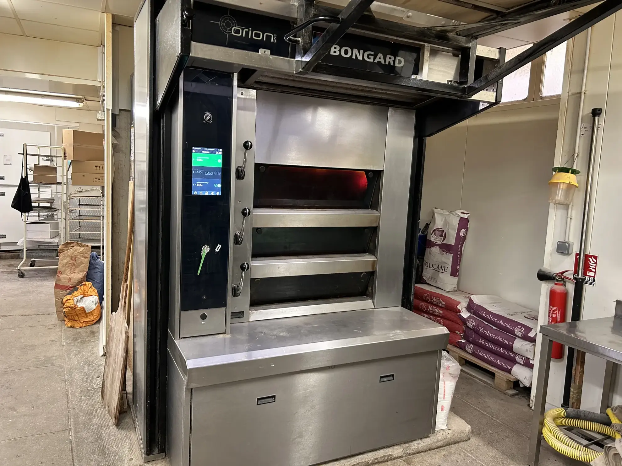 Local commercial de 160 m² en plein centre de Lodève avec terrasse et licence III 