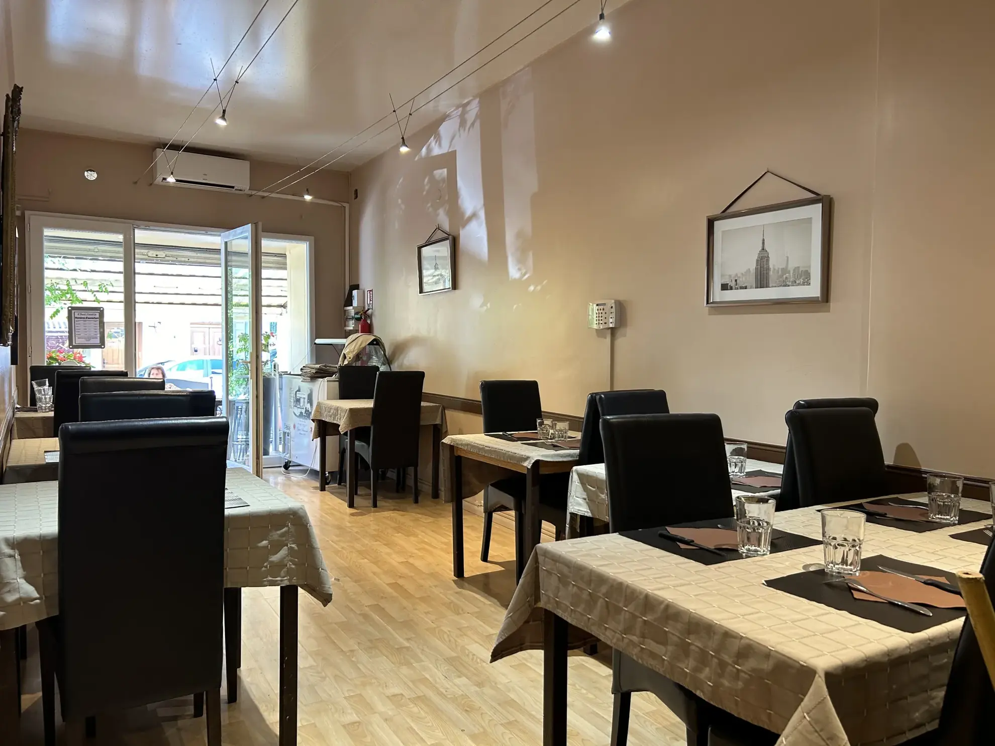 Local commercial de 160 m² en plein centre de Lodève avec terrasse et licence III 