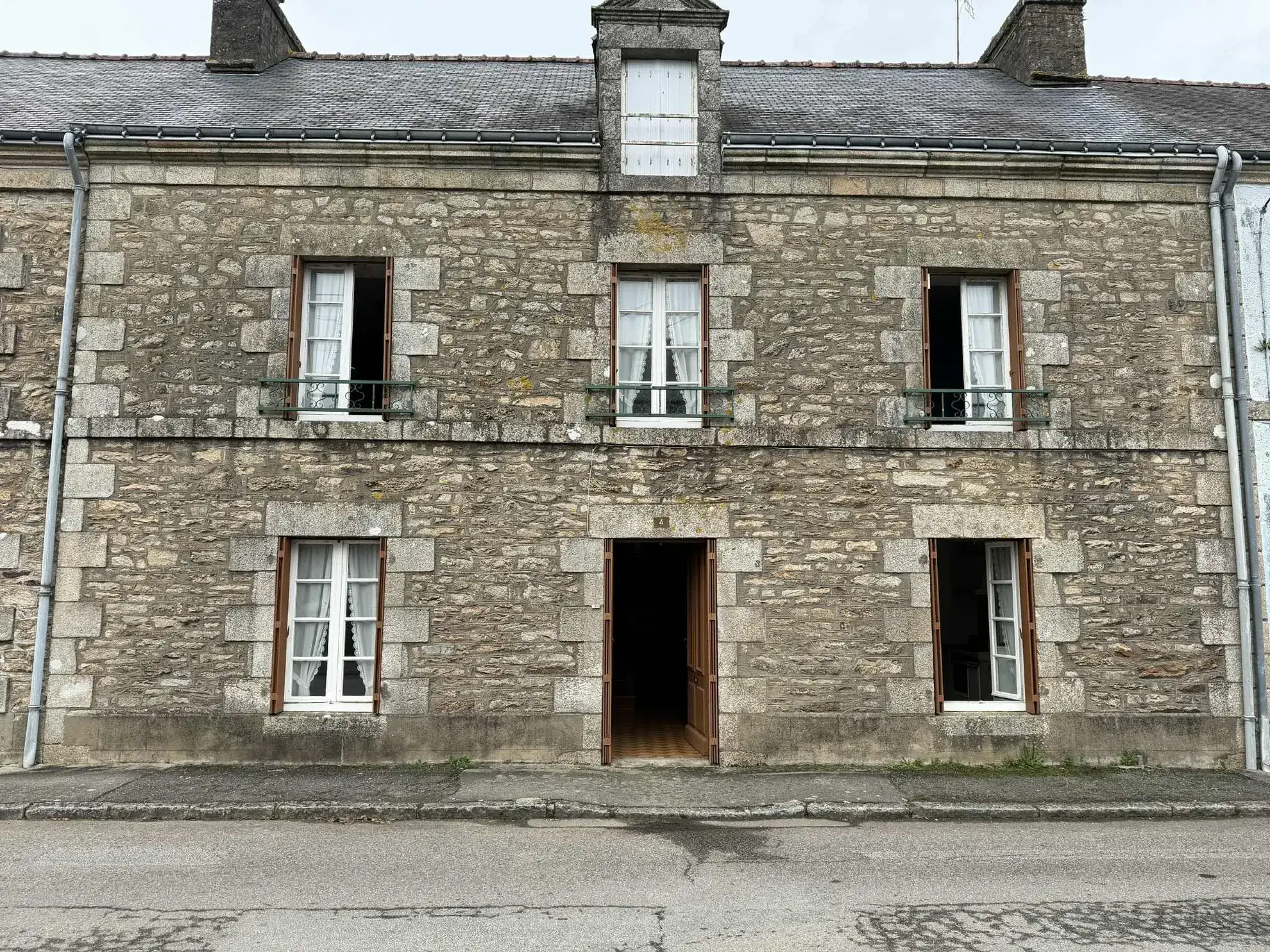 Belle maison ancienne à Camors avec garage et potentiel d'agrandissement
