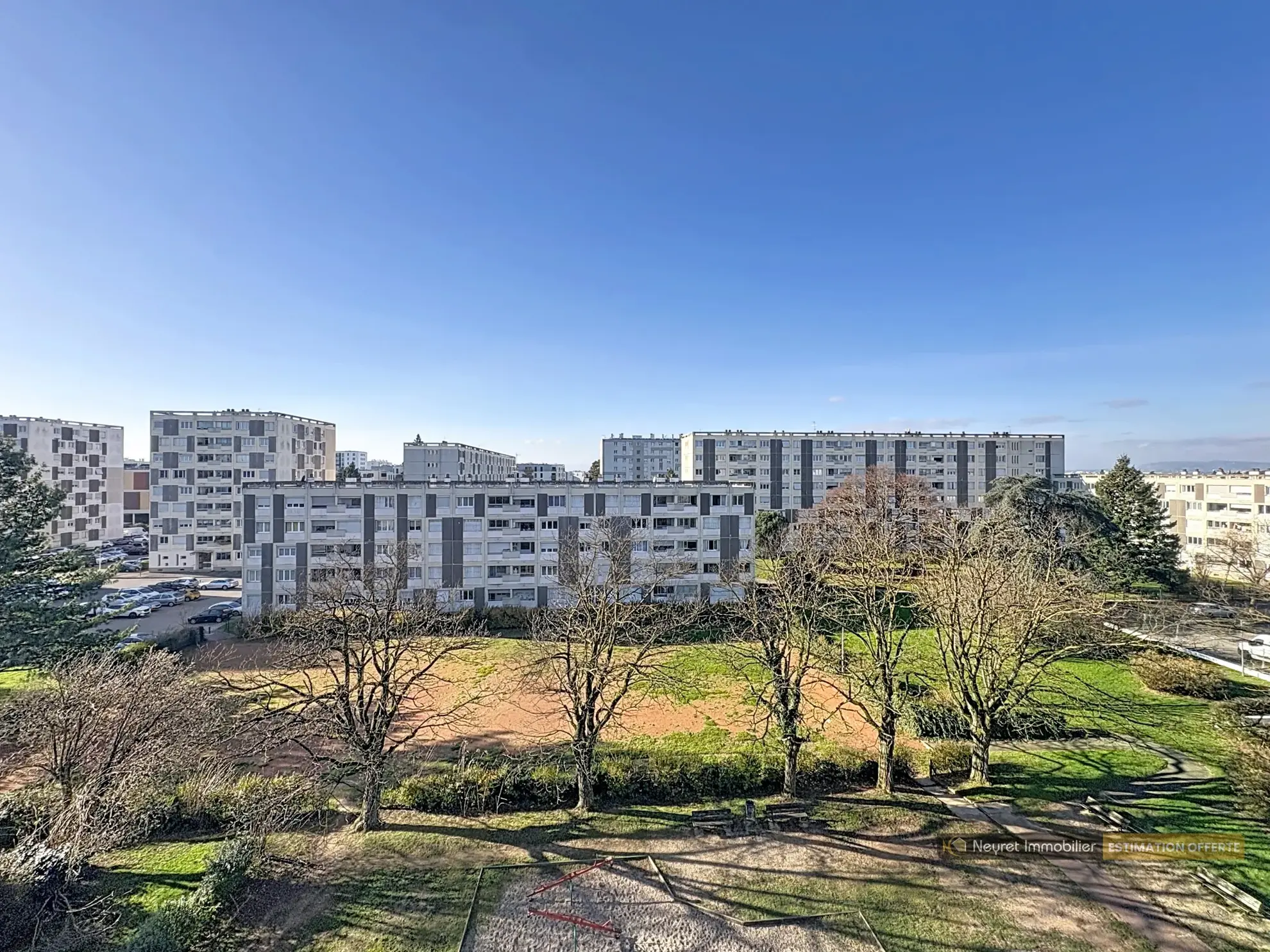 Appartement T4 lumineux avec balcon à Saint-Priest dans le quartier Menival